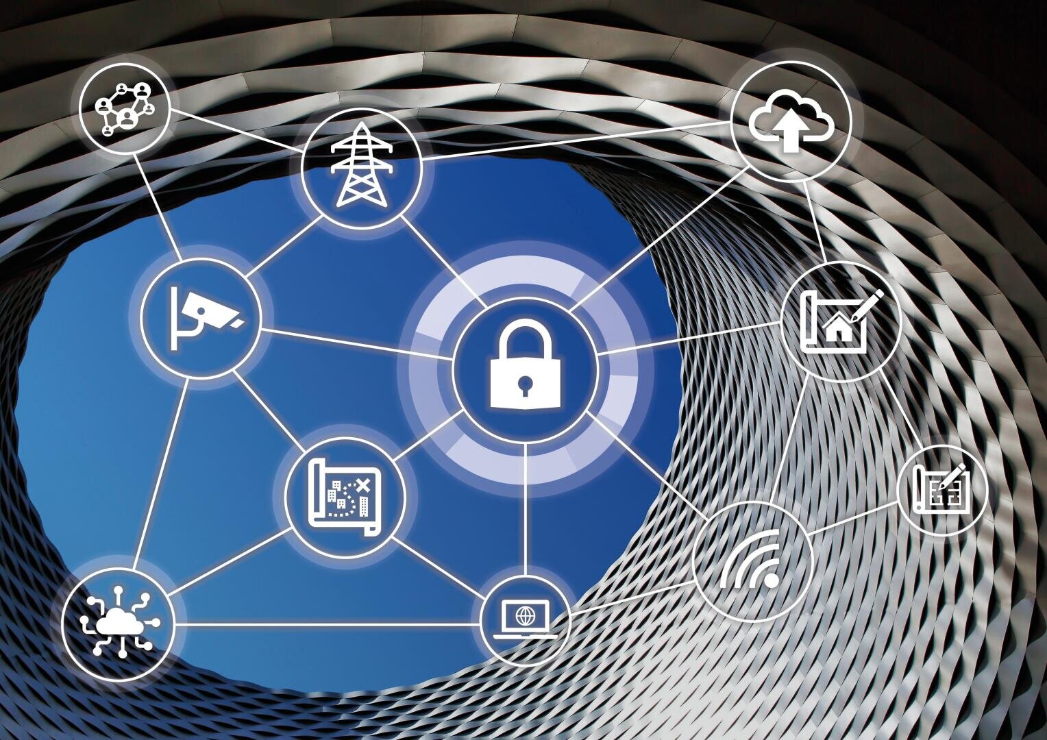 Ein digitales Schlosssymbol befindet sich in der Mitte eines kreisförmigen Drahtgitterdiagramms, umgeben von Technologie- und Datensymbolen, überlagert von einer modernen, spiralförmigen architektonischen Struktur mit einem blauen Himmel in der Mitte.