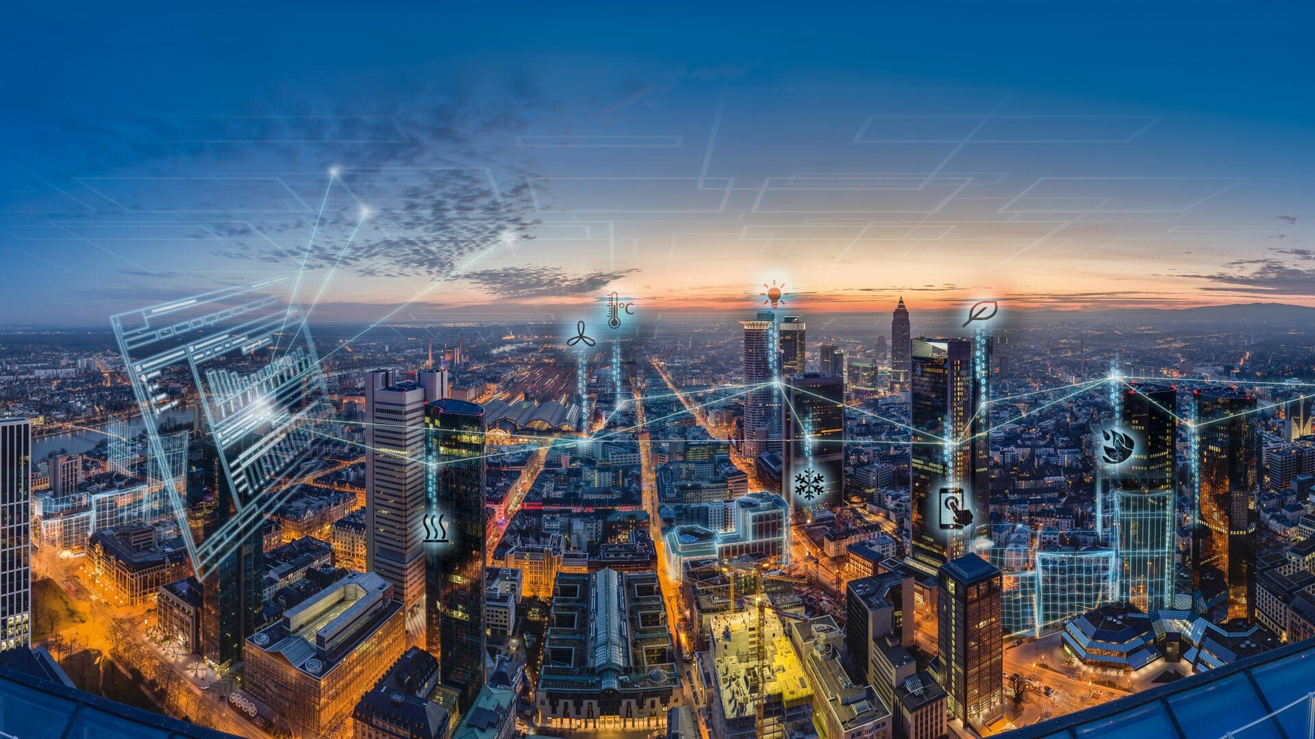 Eine Stadtlandschaft bei Sonnenuntergang mit beleuchteten Wolkenkratzern; digitale Symbole und Linien überlagern das Bild und stehen für Technologie, Konnektivität und intelligente Stadtkonzepte.