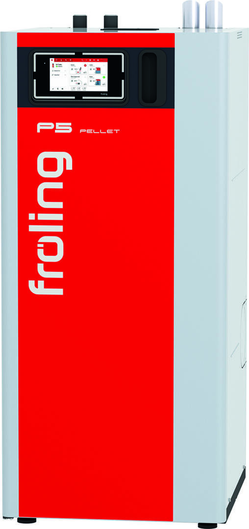 Ein rot-grauer Fröling P5 Pelletkessel mit Digitalanzeige und Bedienfeld an der oberen Front, der für das Heizen mit Holzpellets konzipiert ist.