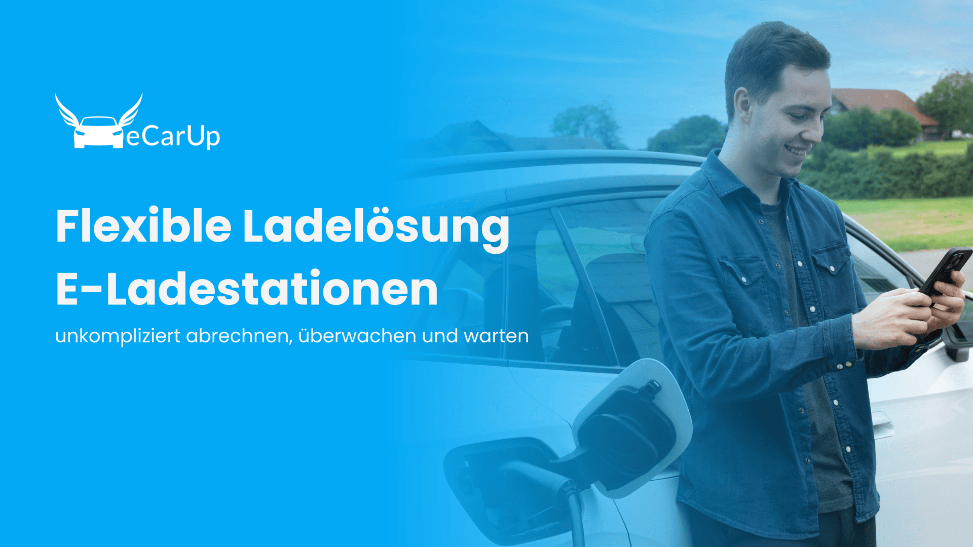 Ein Mann steht neben einem Elektroauto und lächelt, während er sein Smartphone an einer Ladestation benutzt. Der Text lautet: "Flexible Ladelösung E-Ladestationen, unkompliziert abrechnen, überwachen und warten". eCarUp-Logo in der oberen linken Ecke.