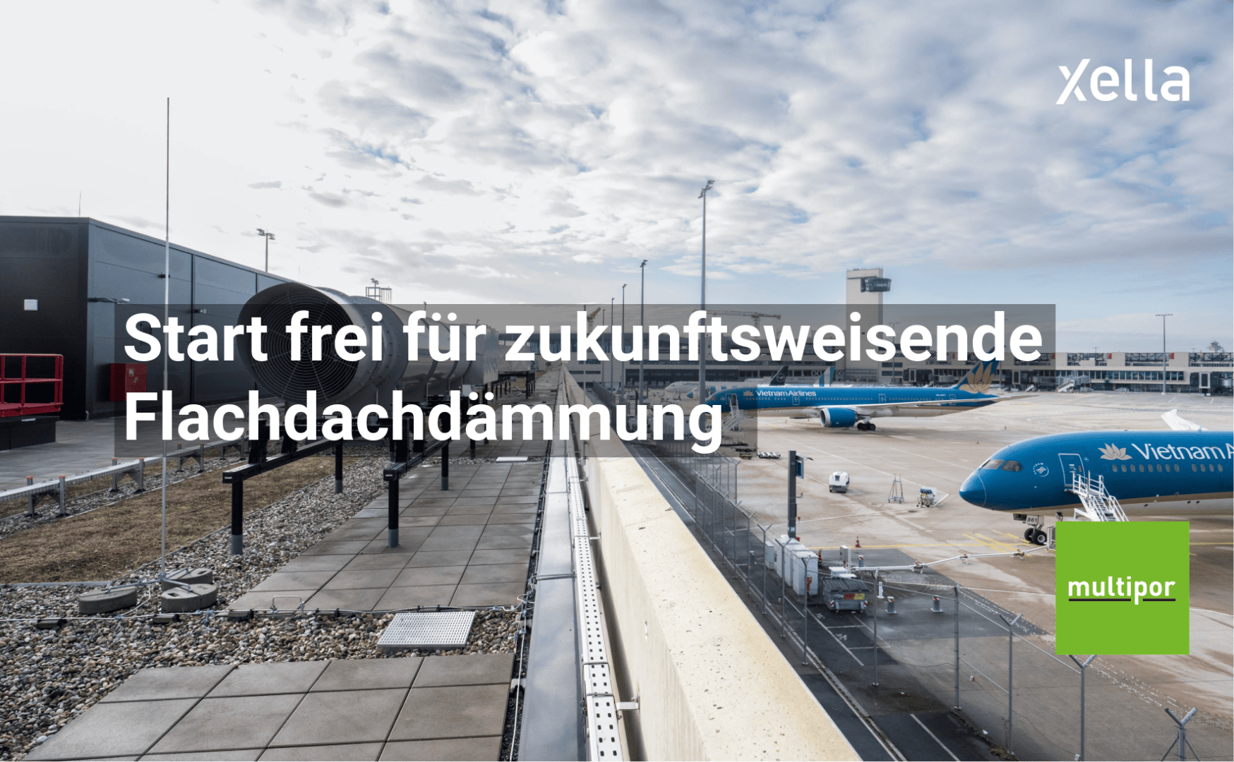 Ansicht eines Flughafens mit geparkten Flugzeugen und einem Flachdach im Vordergrund, mit dem deutschen Text "Start frei für zukunftsweisende Flachdachdämmung" und Branding für Xella und Multipor.