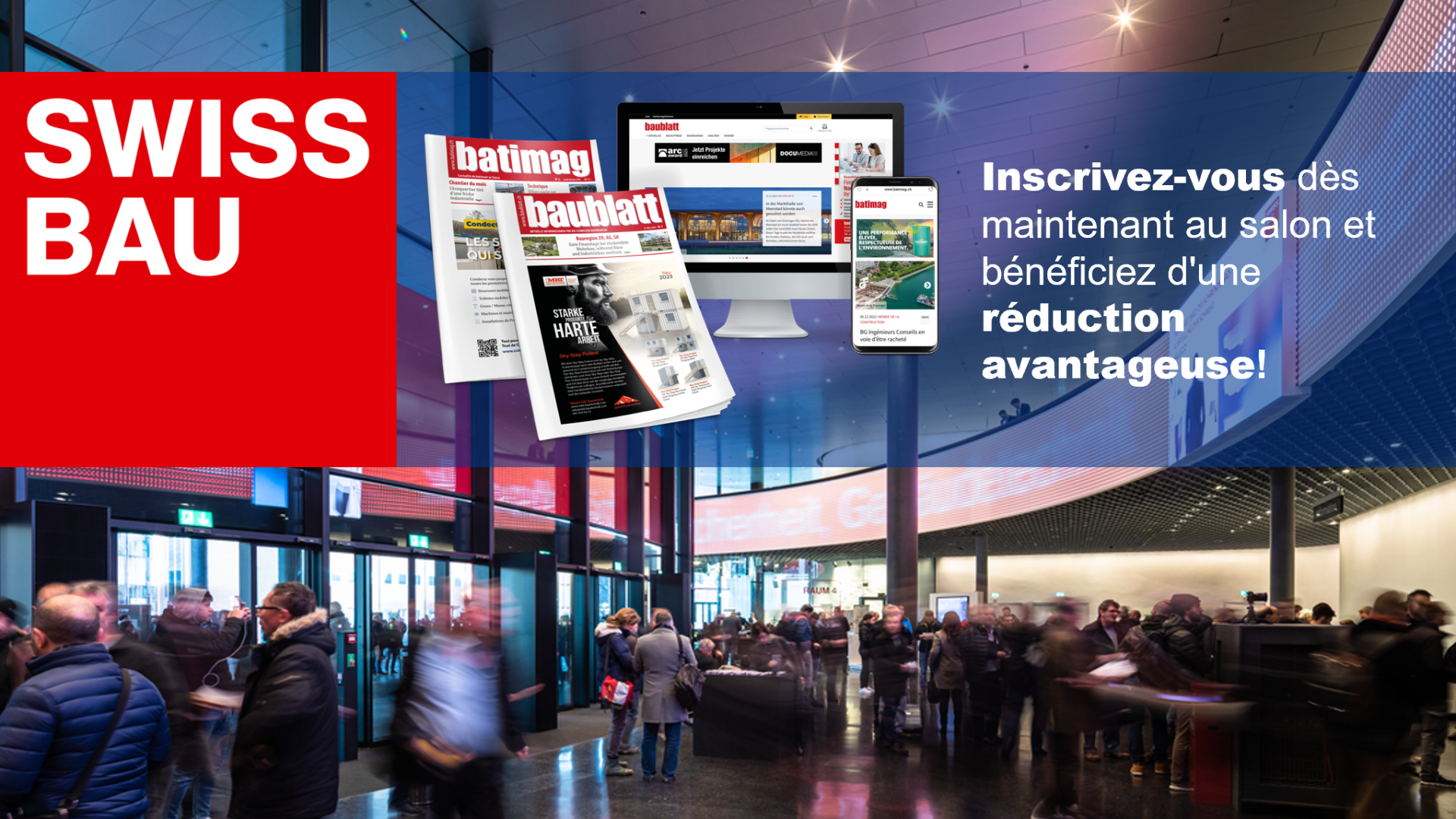 Foule marchant dans un centre de convention moderne avec une bannière d'événement Swissbau, des couvertures de magazines et des écrans numériques. Un texte en français invite les visiteurs à s'inscrire à l'événement et à bénéficier d'une réduction spéciale.