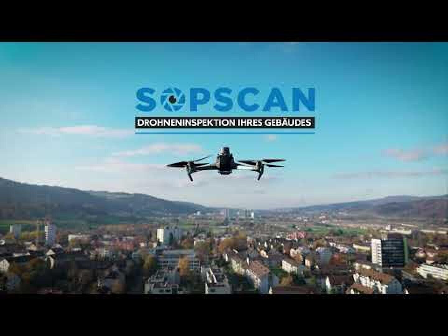 Eine Drohne fliegt über eine Stadtlandschaft mit Hügeln im Hintergrund. Der Text SOPSCAN und DROHNENINSPEKTION IHRES GEBÄUDES erscheinen am Himmel über der Drohne.