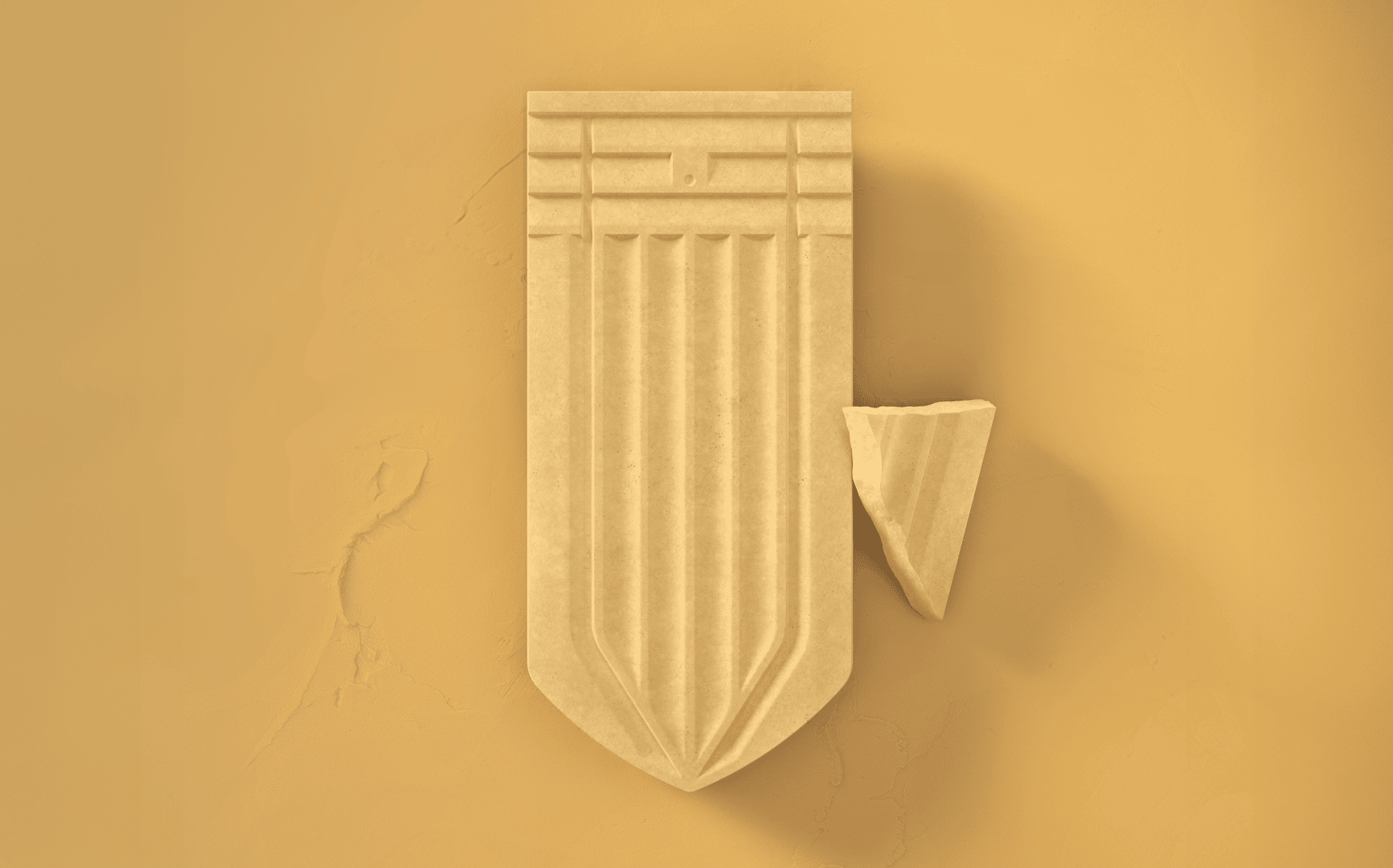 Un crayon stylisé beige, qui ressemble à du sable ou à une pierre, est suspendu verticalement sur un fond texturé assorti. Un morceau triangulaire semble s'être cassé et se trouve à côté du crayon.