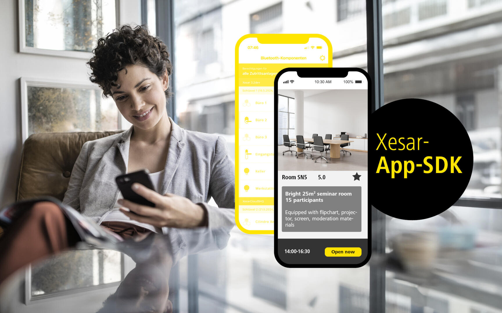 Eine Frau sitzt am Fenster und liest eine Zeitschrift. Neben ihr sind zwei illustrierte Smartphone-Bildschirme zu sehen, auf denen eine Zimmerbuchungs-App und der Text Xesar-App-SDK angezeigt werden.
