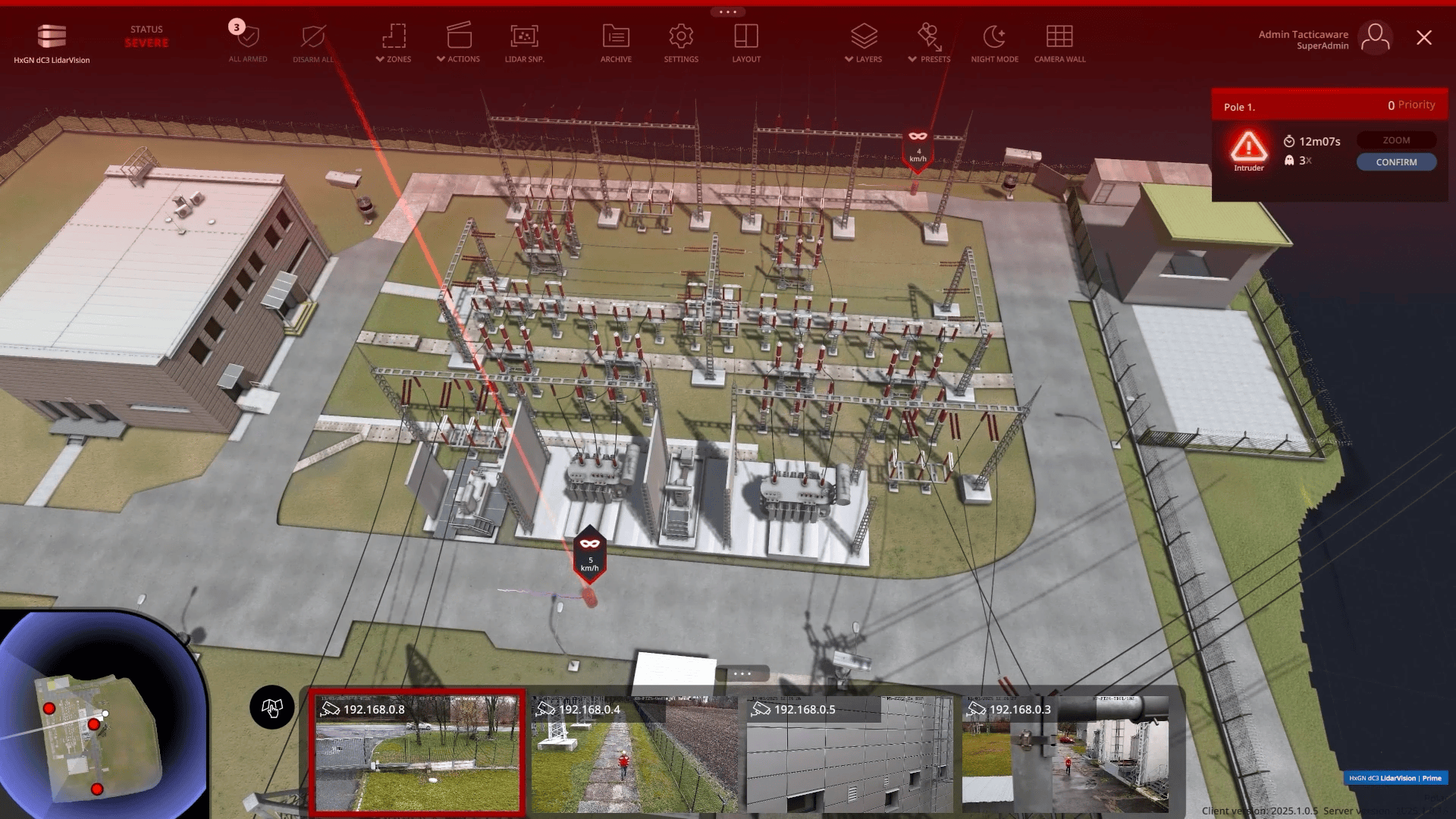 Un modèle numérique 3D d'une sous-station électrique est affiché sur un écran d'ordinateur, avec des panneaux de commande, des alertes rouges, des données de surveillance et des outils de navigation visibles sur l'interface utilisateur.