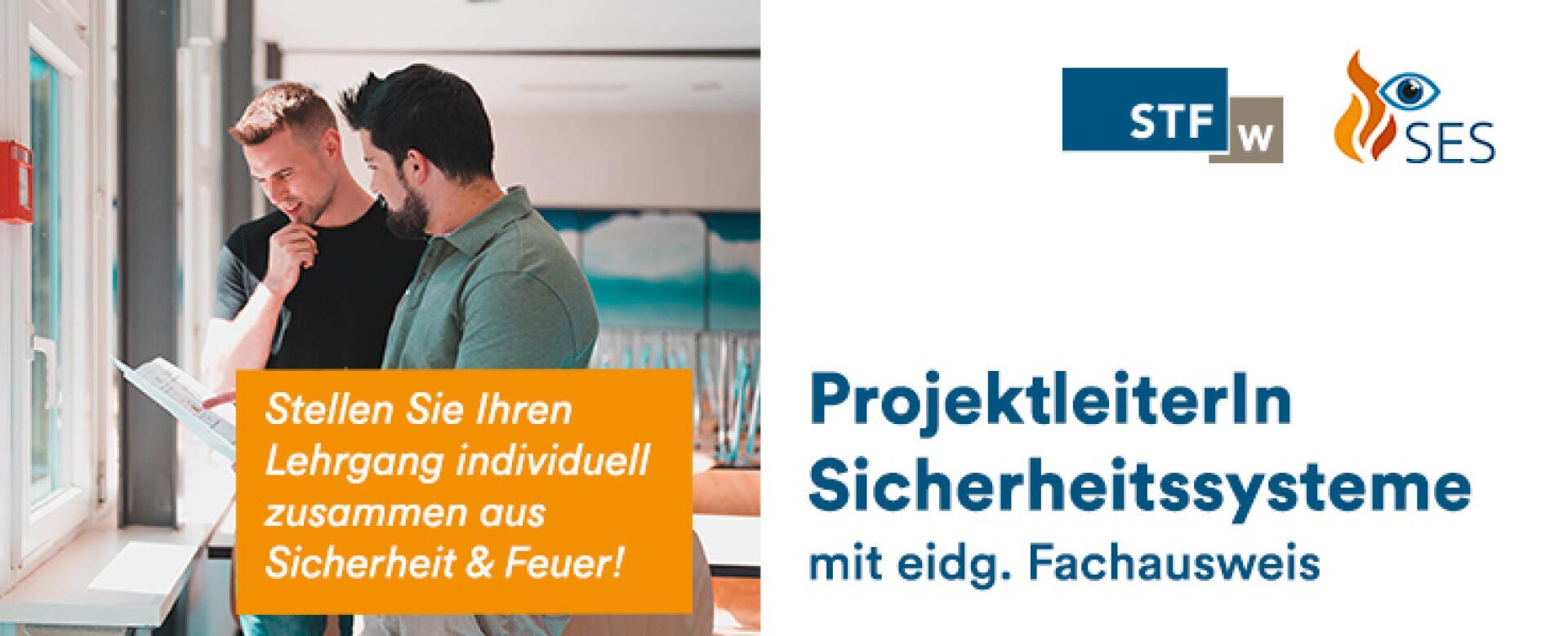 Zwei Männer stehen an einem Fenster und besprechen Dokumente. Ein Text in deutscher Sprache wirbt für einen anpassbaren Kurs über Sicherheit und Brandschutz sowie für eine Schulung für Projektmanager für Sicherheitssysteme mit staatlicher Zertifizierung. Logos erscheinen oben rechts.