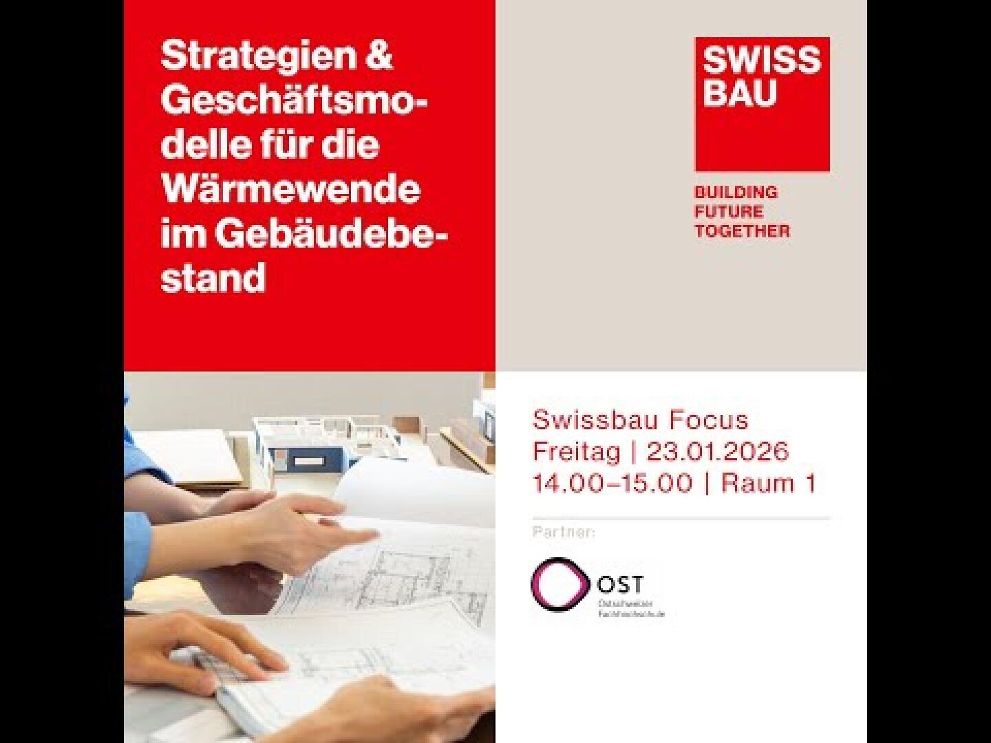 Veranstaltungsflyer für den Swissbau Focus 2026, mit rot-weissen Textblöcken in deutscher Sprache, einem Foto von Händen, die Architekturpläne begutachten, und Logos. Die Veranstaltung findet am 23. Januar 2026 von 14:00-15:00 Uhr in Raum 1 statt.