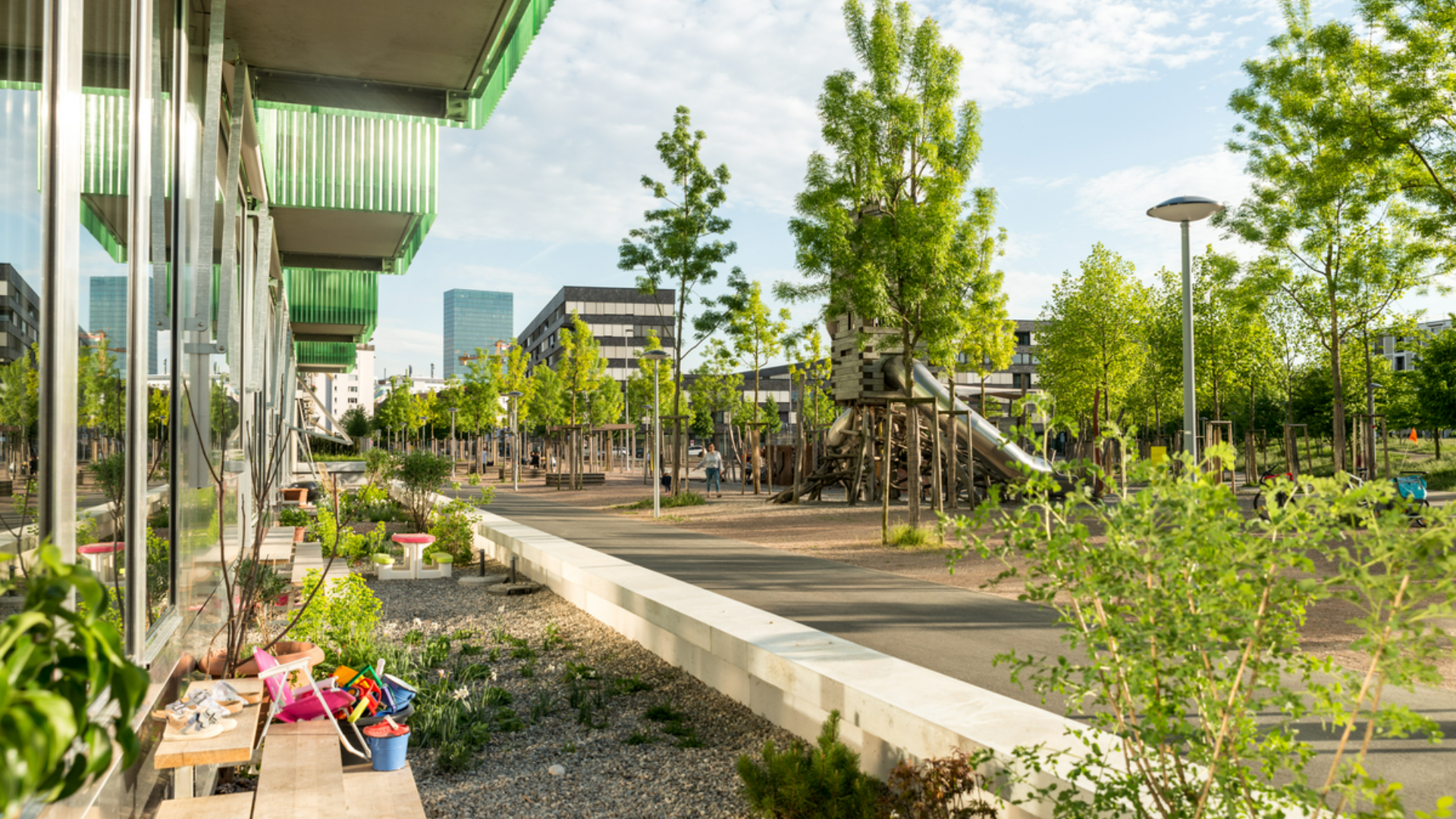 Basel-Stadt macht vorwärts mit dem Begrünen von privaten und öffentlichen Siedlungsräumen; Ansicht des Erlenmattparks (Foto: Basel-Stadt/Robert Adam)