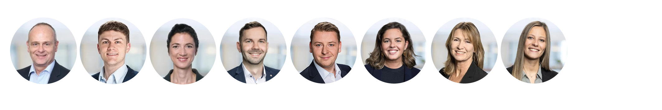Acht professionell gekleidete Personen, vier Männer und vier Frauen, werden in kreisförmigen Profilporträts vor einem hellen Hintergrund gezeigt, alle lächeln und schauen in die Kamera.