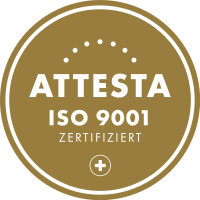 Ein rundes goldenes Abzeichen mit weißem Text, der ATTESTA ISO 9001 ZERTIFIZIERT lautet. Kleine weiße Punkte bilden einen Bogen über dem Text, und ein weißes Pluszeichen befindet sich in der unteren Mitte.