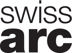 Das Bild zeigt das Logo swiss arc in fetten, schwarzen Kleinbuchstaben. Das Wort swiss erscheint über dem größeren Wort arc auf einem transparenten Hintergrund.