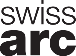 Das Bild zeigt das Logo swiss arc in fetten, schwarzen Kleinbuchstaben. Das Wort swiss erscheint über dem größeren Wort arc auf einem transparenten Hintergrund.