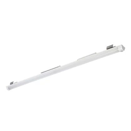 Eine weiße LED-Röhrenleuchte mit schlankem, rechteckigem Design und Metallhalterungen an beiden Enden, dargestellt auf einem schlichten weißen Hintergrund.