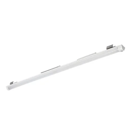 Eine lange, schlanke weiße LED-Leuchtstoffröhre mit Montagebügeln an beiden Enden, dargestellt vor einem schlichten weißen Hintergrund.