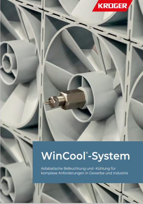 Nahaufnahme einer Metalldüse, die an einem Gitter aus Ventilatoren befestigt ist. Das Bild zeigt das Krüger-Logo und ein Etikett mit der Aufschrift WinCool-System: Adiabatische Befeuchtung und -Kühlung für Gewerbe und Industrie.
