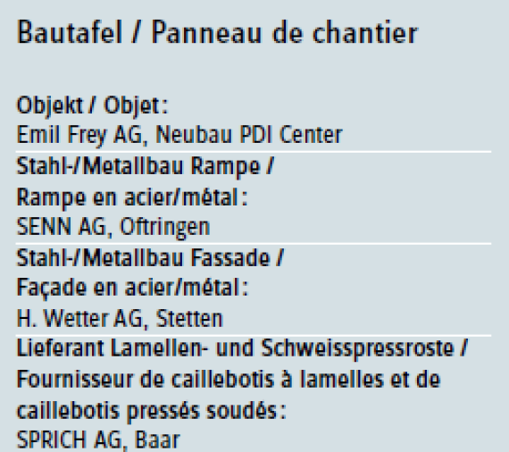 Panneau de chantier en allemand et en français avec liste des entreprises et de leurs tâches : Emil Frey AG (projet), SENN AG (construction métallique), H. Wetter AG (façade) et SPRICH AG (lamelles et grilles de soudage).