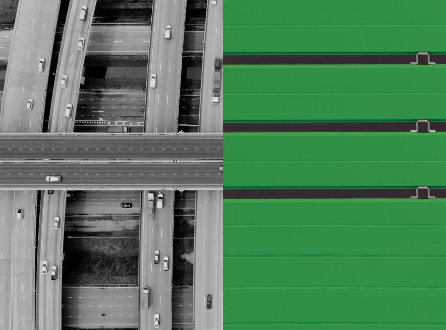 Vertikal geteiltes Luftbild: Die linke Seite zeigt eine schwarz-weiße, befahrene Autobahn mit Autos; die rechte Seite zeigt hellgrüne, vereinfachte grafische Linien, die an leere Fahrbahnen erinnern.