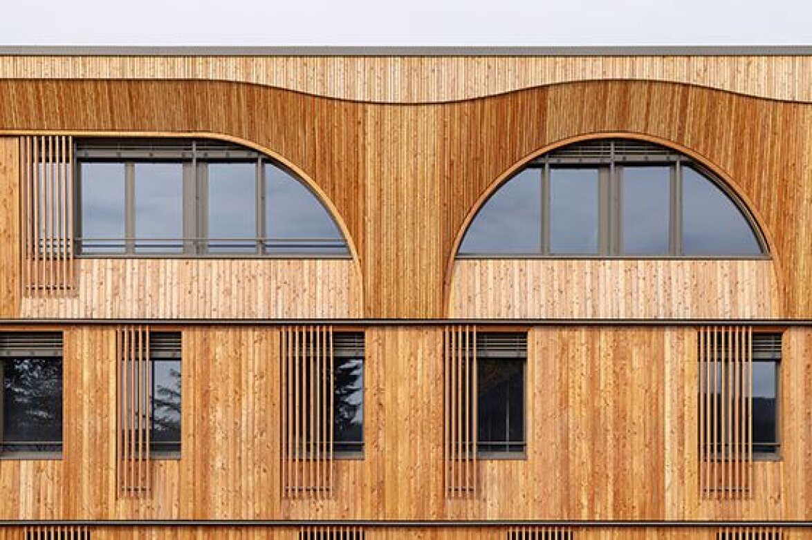 Geschwungene Fassadenbauteile der Klinik Arlesheim