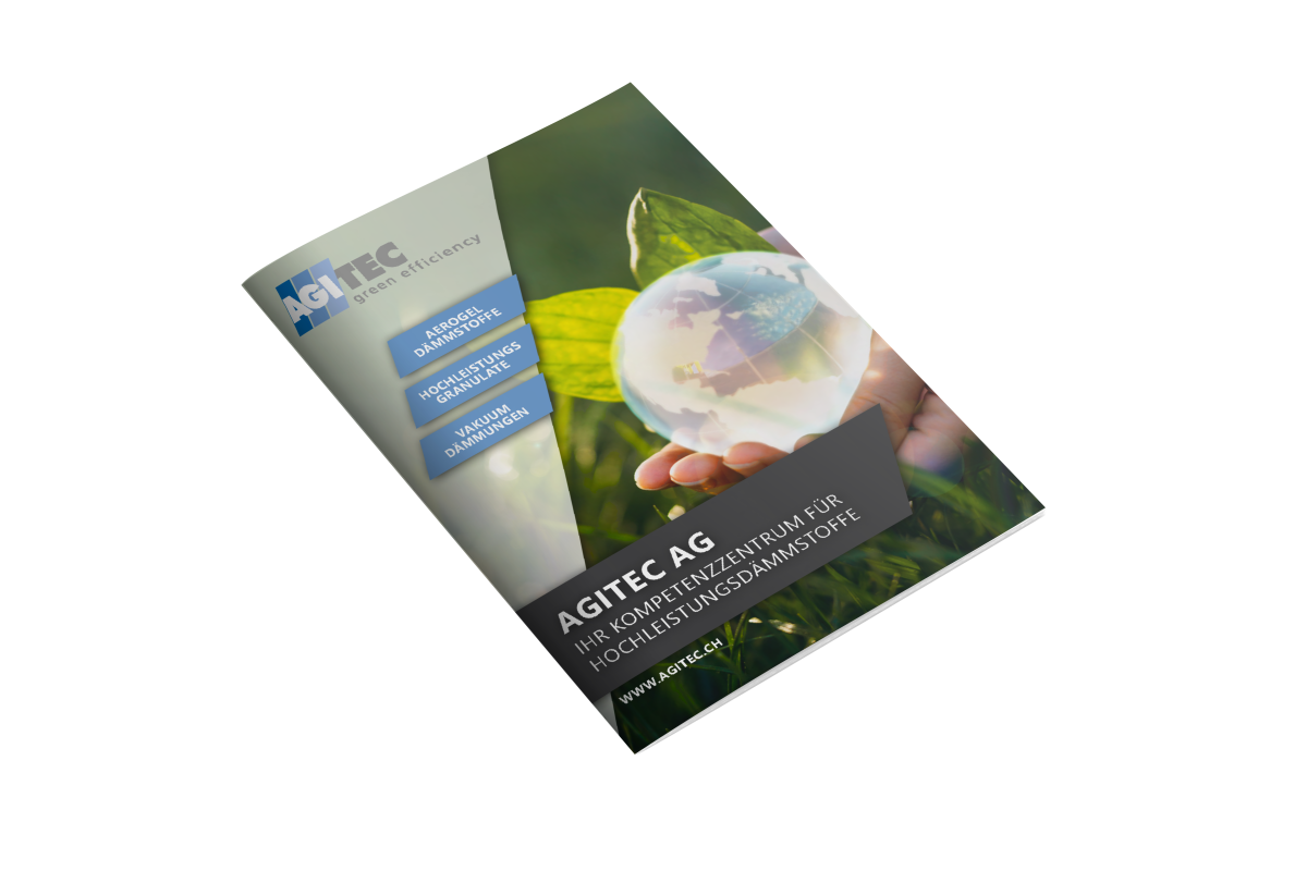 Auf einer weißen Fläche liegt eine Broschüre der AGITEC AG, die eine Person zeigt, die einen transparenten Globus mit grünen Pflanzen im Hintergrund und blauen Infokästen mit Dienstleistungen hält.