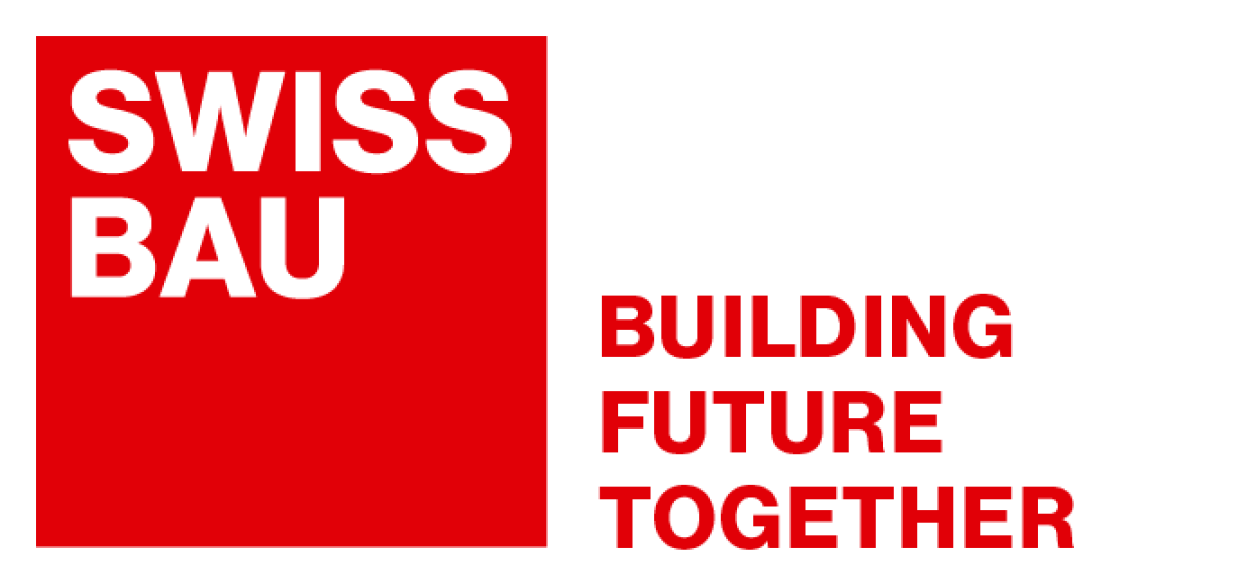 Rot-weisses Logo mit dem Text "SWISSBAU" in einem roten Quadrat auf der linken Seite und "BUILDING FUTURE TOGETHER" in roten Grossbuchstaben auf der rechten Seite vor einem weissen Hintergrund.
