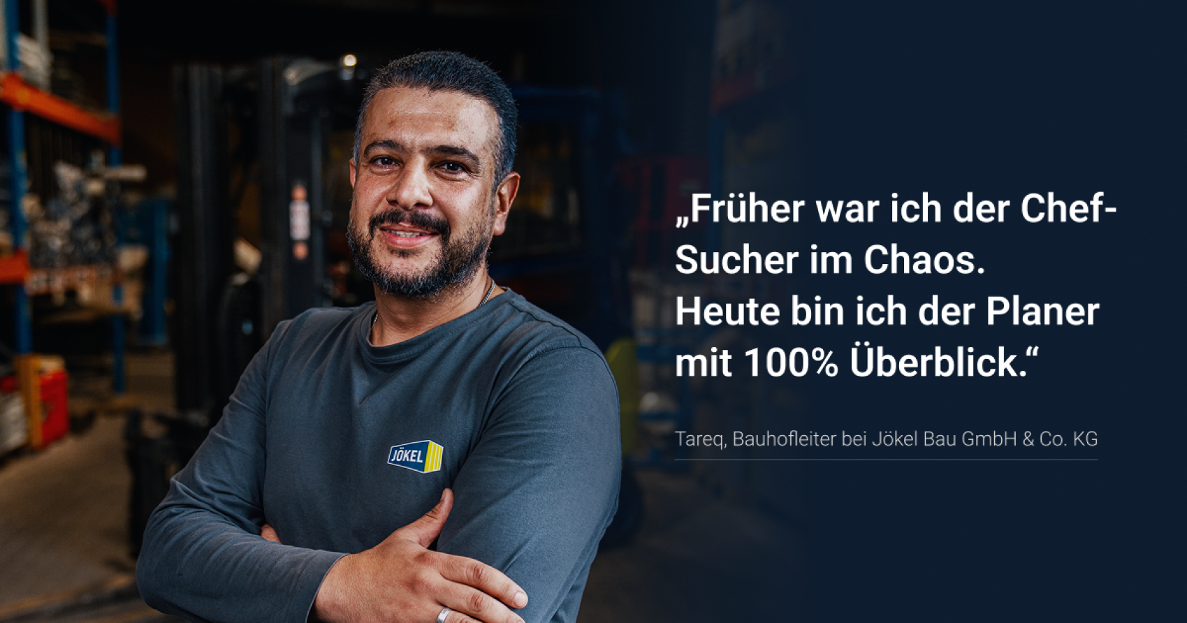 Ein Mann mit kurzen Haaren und Bart, der ein dunkles JÖKEL Hemd trägt, steht selbstbewusst in einer Lagerhalle. Neben ihm steht ein Zitat in deutscher Sprache darüber, wie man ein besserer Planer bei der Arbeit wird. Sein Name und seine Berufsbezeichnung stehen unter dem Zitat.