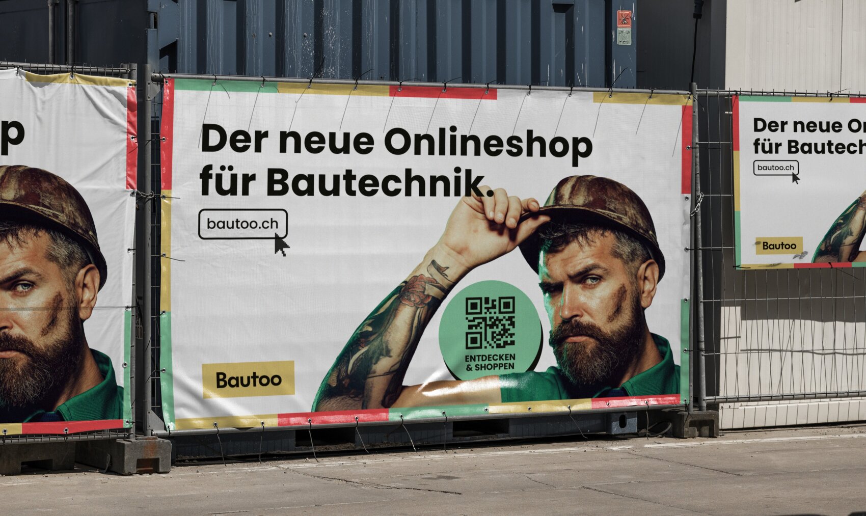 Une grande bannière extérieure fait la promotion de La nouvelle boutique en ligne pour les techniques de construction avec un homme barbu portant une casquette, un code QR et le logo du site bautoo.ch sur une clôture de chantier.