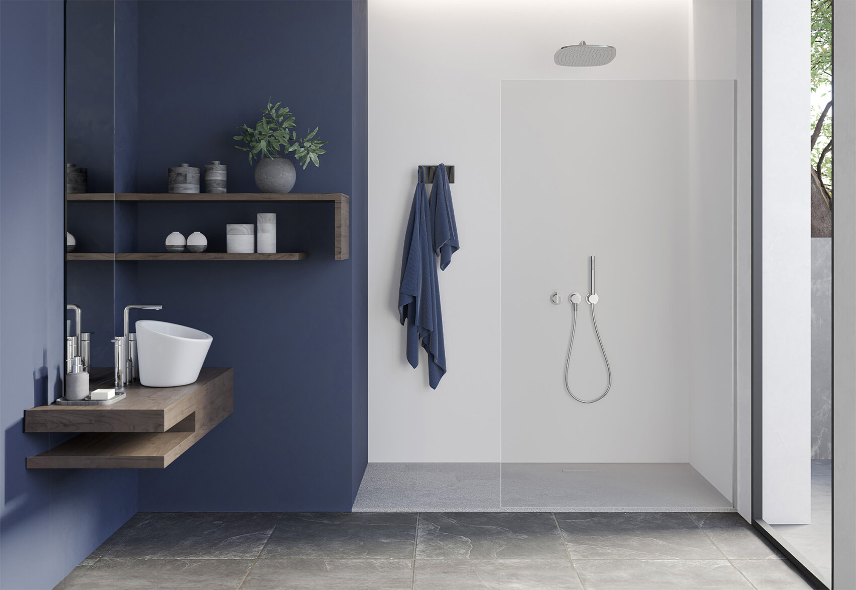 Modernes Badezimmer mit dunkelblauen und weißen Wänden, einem schwimmenden Waschbecken aus Holz, Regalen mit Dekoration, einer großen begehbaren Dusche mit Glastrennwand und einem an der Wand hängenden Handtuch. Von der rechten Seite fällt natürliches Licht ein.