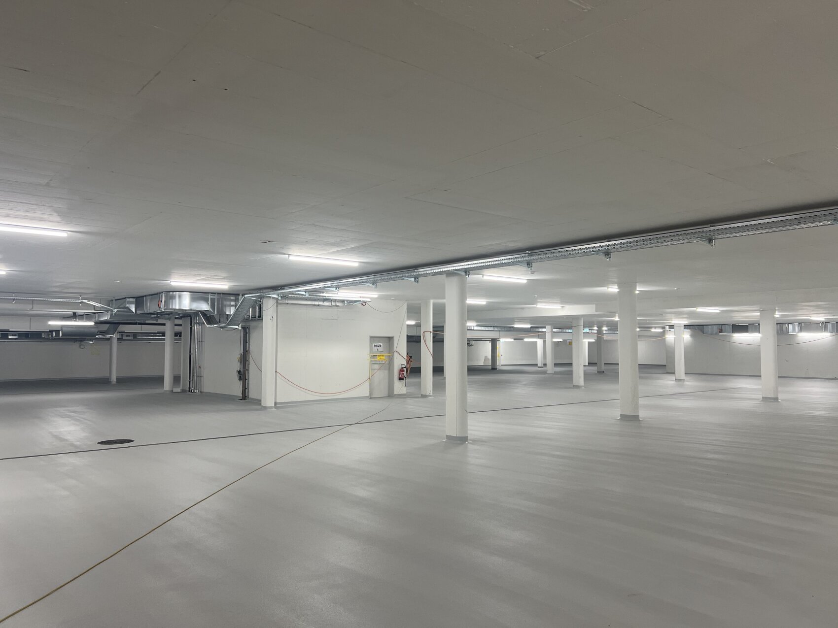 Une grande pièce blanche avec des colonnes blanches.