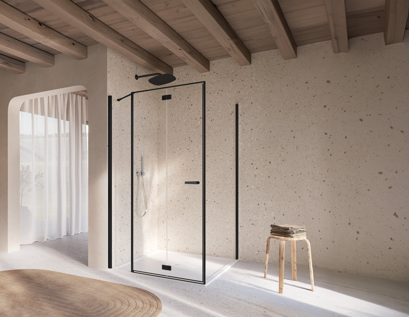Salle de bains minimaliste avec une cabine de douche en verre ornée de garnitures noires, un tabouret en bois avec une pile de serviettes, des murs beiges texturés, des poutres en bois apparentes au plafond et une douce lumière naturelle filtrant à travers des rideaux diaphanes.