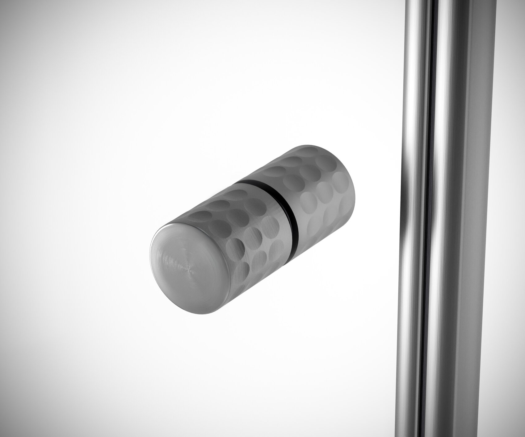 Gros plan d'une poignée cylindrique métallique à la surface texturée et entourée d'un anneau noir en son milieu, attachée à un poteau vertical en métal brillant sur un fond uni.